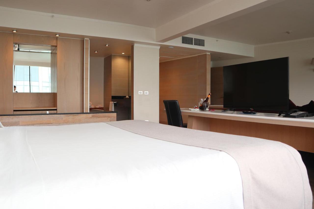 Wyndham Concepcion Pettra Hotel Exterior photo A room at the hotel