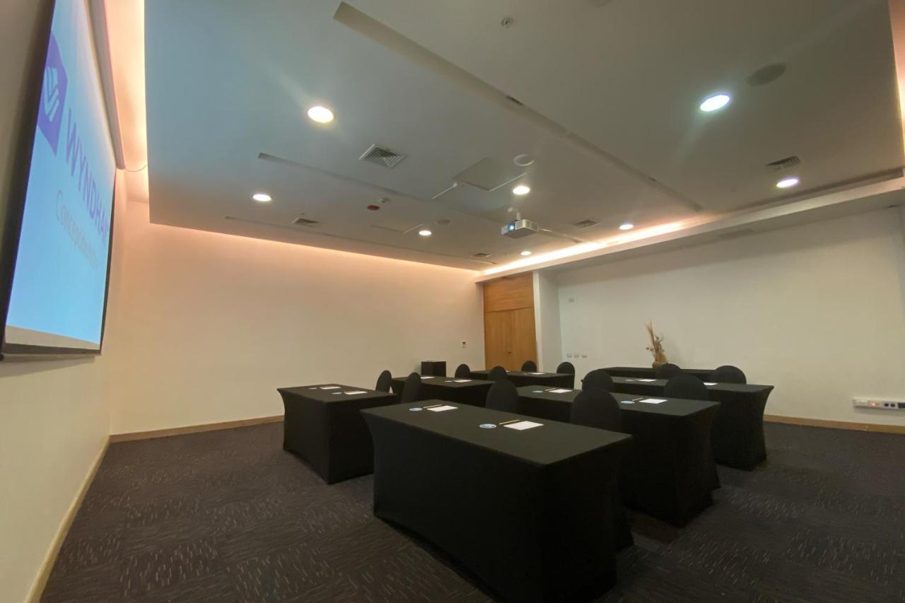 Wyndham Concepcion Pettra Hotel Exterior photo A meeting room at the National University of Singapore